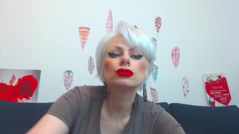Snapshot of pure_seduce_wow chatting on 01/15/26, 05:23 Goldie online show from 01/15/26, 05:23
