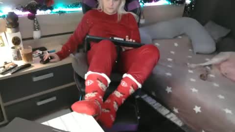 Lara online show from 01/01/25, 12:00