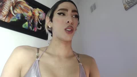 Snapshot of putinna chatting on 12/23/25, 08:45 Pau Manchita online show from 12/23/25, 08:45