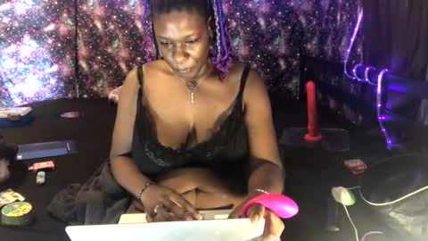 Snapshot of qnibee chatting on 11/02/25, 01:13 qnibee online show from 11/02/25, 01:13