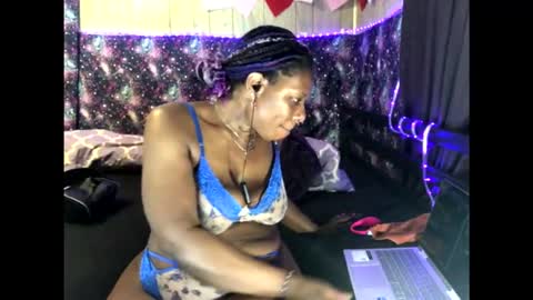 Snapshot of qnibee chatting on 11/04/25, 04:22 qnibee online show from 11/04/25, 04:22