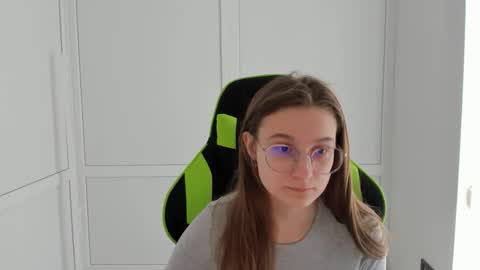 Snapshot of queen_amelie chatting on 03/16/26, 07:45 Amelie online show from 03/16/26, 07:45