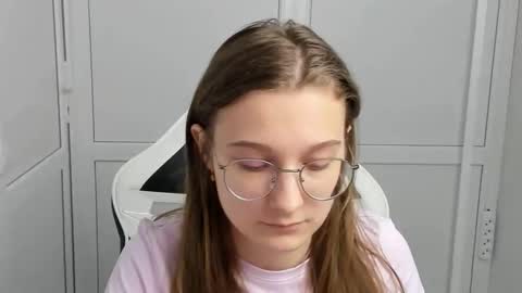 Snapshot of queen_amelie chatting on 03/17/26, 08:06 Amelie online show from 03/17/26, 08:06