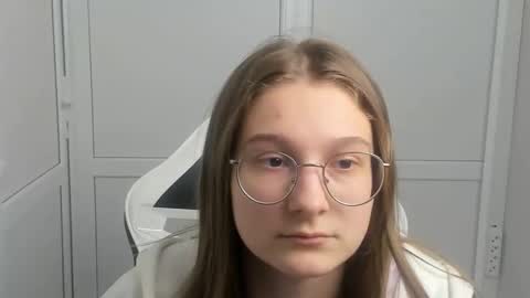 Snapshot of queen_amelie chatting on 03/19/26, 08:40 Amelie online show from 03/19/26, 08:40