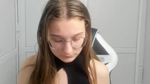 Snapshot of queen_amelie chatting on 03/20/26, 07:57 Amelie online show from 03/20/26, 07:57
