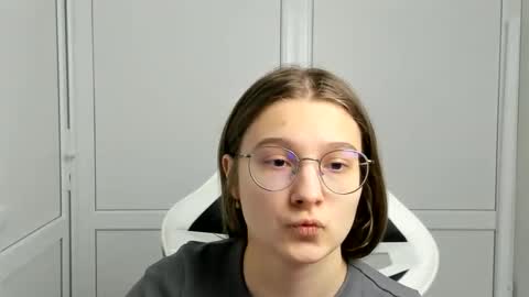 Snapshot of queen_amelie chatting on 03/22/26, 07:56 Amelie online show from 03/22/26, 07:56
