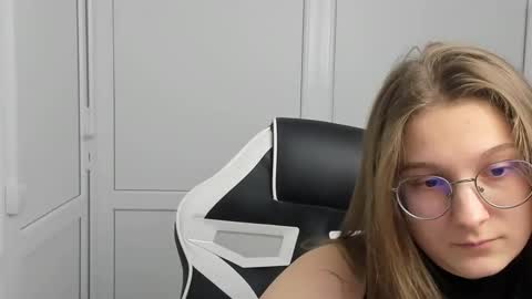 Snapshot of queen_amelie chatting on 03/24/26, 08:08 Amelie online show from 03/24/26, 08:08