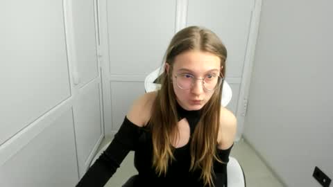 Snapshot of queen_amelie chatting on 03/29/26, 07:30 Amelie online show from 03/29/26, 07:30