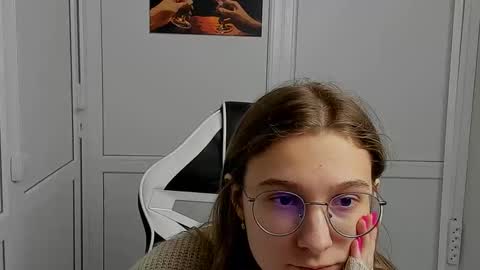 Snapshot of queen_amelie chatting on 04/04/26, 07:17 Amelie online show from 04/04/26, 07:17