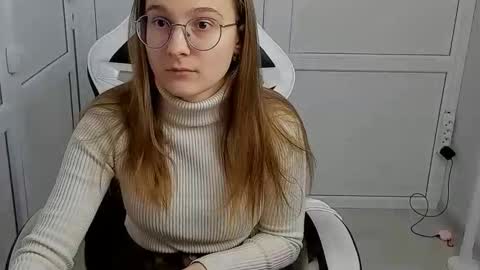 Snapshot of queen_amelie chatting on 04/10/26, 01:05 Amelie online show from 04/10/26, 01:05