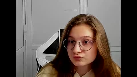 Snapshot of queen_amelie chatting on 04/14/26, 07:25 Amelie online show from 04/14/26, 07:25