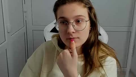 Snapshot of queen_amelie chatting on 04/15/26, 07:15 Amelie online show from 04/15/26, 07:15