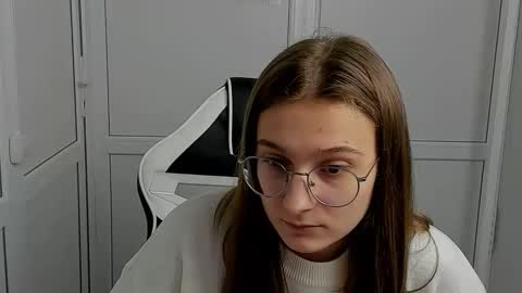 Snapshot of queen_amelie chatting on 04/17/26, 12:52 Amelie online show from 04/17/26, 12:52