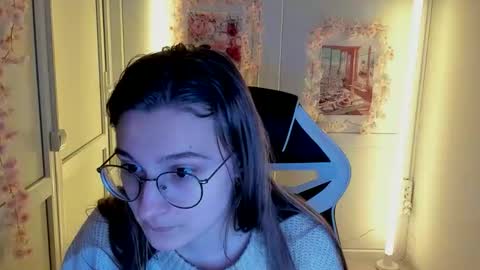 Snapshot of queen_amelie chatting on 04/22/26, 07:22 Amelie online show from 04/22/26, 07:22