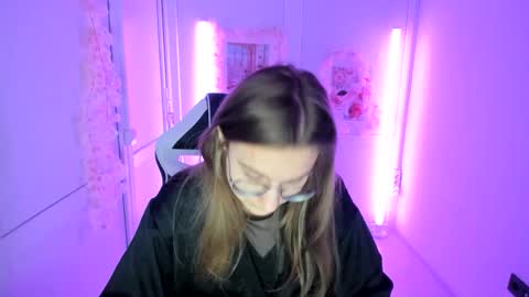 Snapshot of queen_amelie chatting on 05/17/26, 08:12 Amelie online show from 05/17/26, 08:12