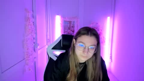 Snapshot of queen_amelie chatting on 05/18/26, 08:09 Amelie online show from 05/18/26, 08:09
