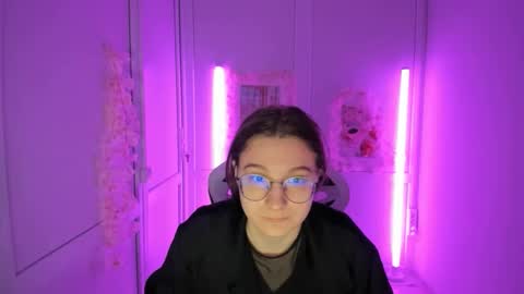 Snapshot of queen_amelie chatting on 05/19/26, 07:26 Amelie online show from 05/19/26, 07:26