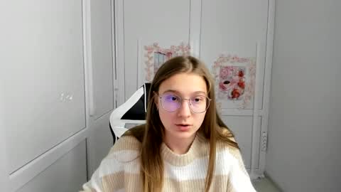 Snapshot of queen_amelie chatting on 05/27/26, 08:22 Amelie online show from 05/27/26, 08:22