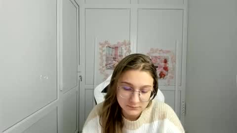 Snapshot of queen_amelie chatting on 05/28/26, 08:33 Amelie online show from 05/28/26, 08:33