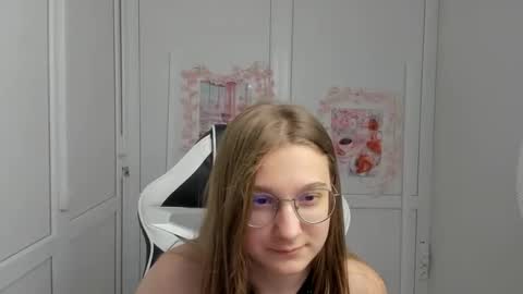 Snapshot of queen_amelie chatting on 06/11/26, 07:39 Amelie online show from 06/11/26, 07:39