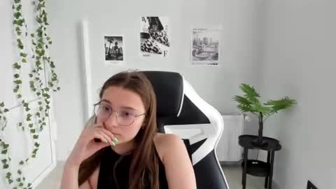 Amelie online show from 06/19/26, 09:02