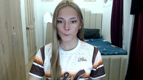 Snapshot of queen_heart0 chatting on 05/10/26, 01:55 shawny online show from 05/10/26, 01:55
