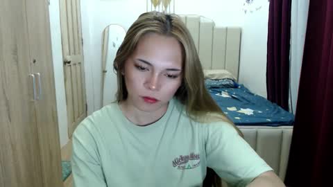 Snapshot of queen_heart0 chatting on 05/23/26, 01:55 shawny online show from 05/23/26, 01:55