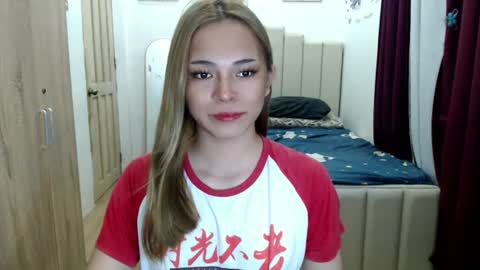 Snapshot of queen_heart0 chatting on 06/15/26, 01:08 shawny online show from 06/15/26, 01:08