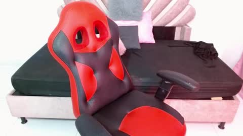 Snapshot of queen_hot1129 chatting on 12/18/25, 09:32 isa online show from 12/18/25, 09:32