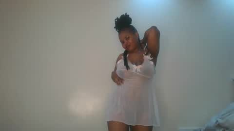 Snapshot of queen_kikih chatting on 02/27/26, 01:00 Queen kikih online show from 02/27/26, 01:00