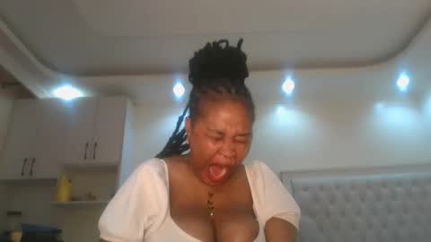Snapshot of queen_kikih chatting on 05/16/26, 12:40 Queen kikih online show from 05/16/26, 12:40