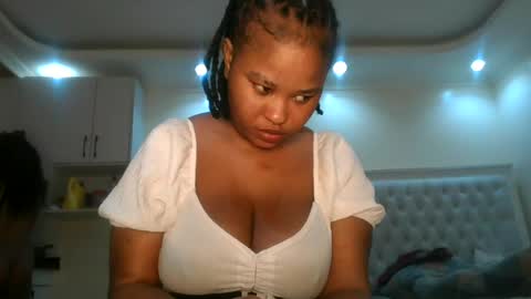 Snapshot of queen_kikih chatting on 06/15/26, 01:08 Queen kikih online show from 06/15/26, 01:08