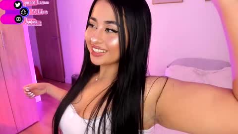Snapshot of queen_liana chatting on 12/12/24, 07:30 Liana online show from 12/12/24, 07:30