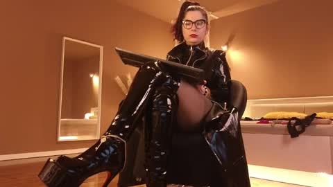 Snapshot of queen_manifest chatting on 12/12/24, 07:41 Mistresss Manifest online show from 12/12/24, 07:41
