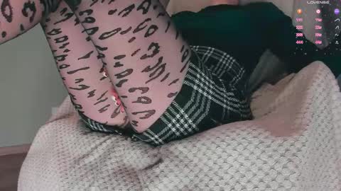 Snapshot of queen_nylon chatting on 11/22/25, 03:55 Carly online show from 11/22/25, 03:55