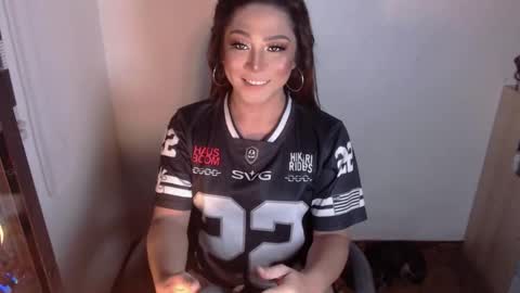 Snapshot of queen_of_all_queens chatting on 12/16/25, 01:16 samantha online show from 12/16/25, 01:16