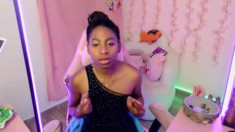 Snapshot of queen_perla_ chatting on 12/18/25, 08:04 online show from 12/18/25, 08:04