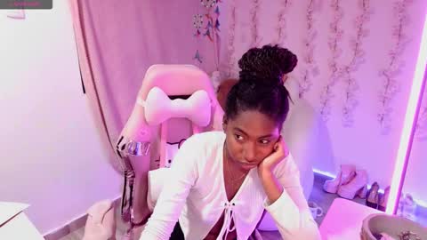 Snapshot of queen_perla_ chatting on 12/22/25, 12:02 online show from 12/22/25, 12:02