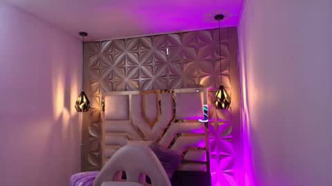 Snapshot of queen_perla_ chatting on 02/14/26, 11:51 online show from 02/14/26, 11:51