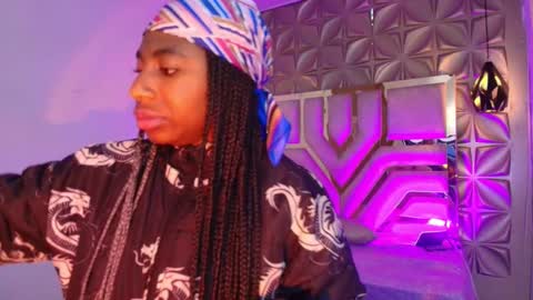 Snapshot of queen_perla_ chatting on 02/20/26, 12:05 online show from 02/20/26, 12:05