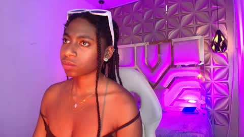 Snapshot of queen_perla_ chatting on 03/01/26, 06:21 online show from 03/01/26, 06:21