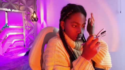 Snapshot of queen_perla_ chatting on 03/04/26, 12:11 online show from 03/04/26, 12:11