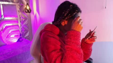 Snapshot of queen_perla_ chatting on 03/05/26, 12:12 online show from 03/05/26, 12:12