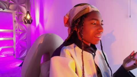 Snapshot of queen_perla_ chatting on 03/07/26, 12:02 online show from 03/07/26, 12:02