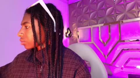 Snapshot of queen_perla_ chatting on 03/14/26, 12:10 online show from 03/14/26, 12:10