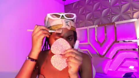 Snapshot of queen_perla_ chatting on 03/15/26, 03:51 online show from 03/15/26, 03:51