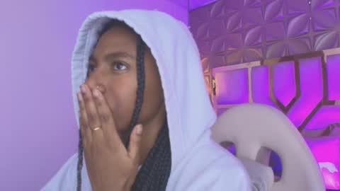 Snapshot of queen_perla_ chatting on 03/25/26, 12:00 online show from 03/25/26, 12:00