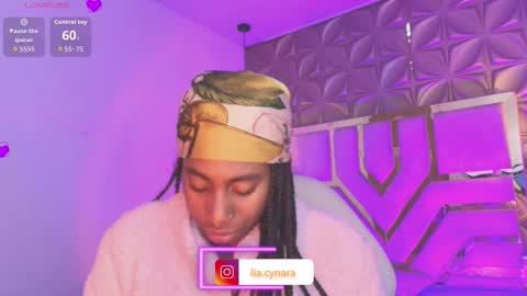Snapshot of queen_perla_ chatting on 03/29/26, 05:35 online show from 03/29/26, 05:35