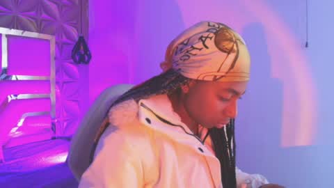 Snapshot of queen_perla_ chatting on 04/03/26, 12:03 online show from 04/03/26, 12:03