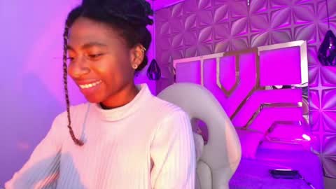 Snapshot of queen_perla_ chatting on 04/15/26, 12:12 online show from 04/15/26, 12:12